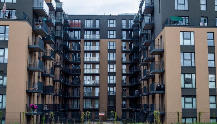 Contemporary apartment building facade with balconies in an urban setting. - Photo by SHOX ART on Pexels